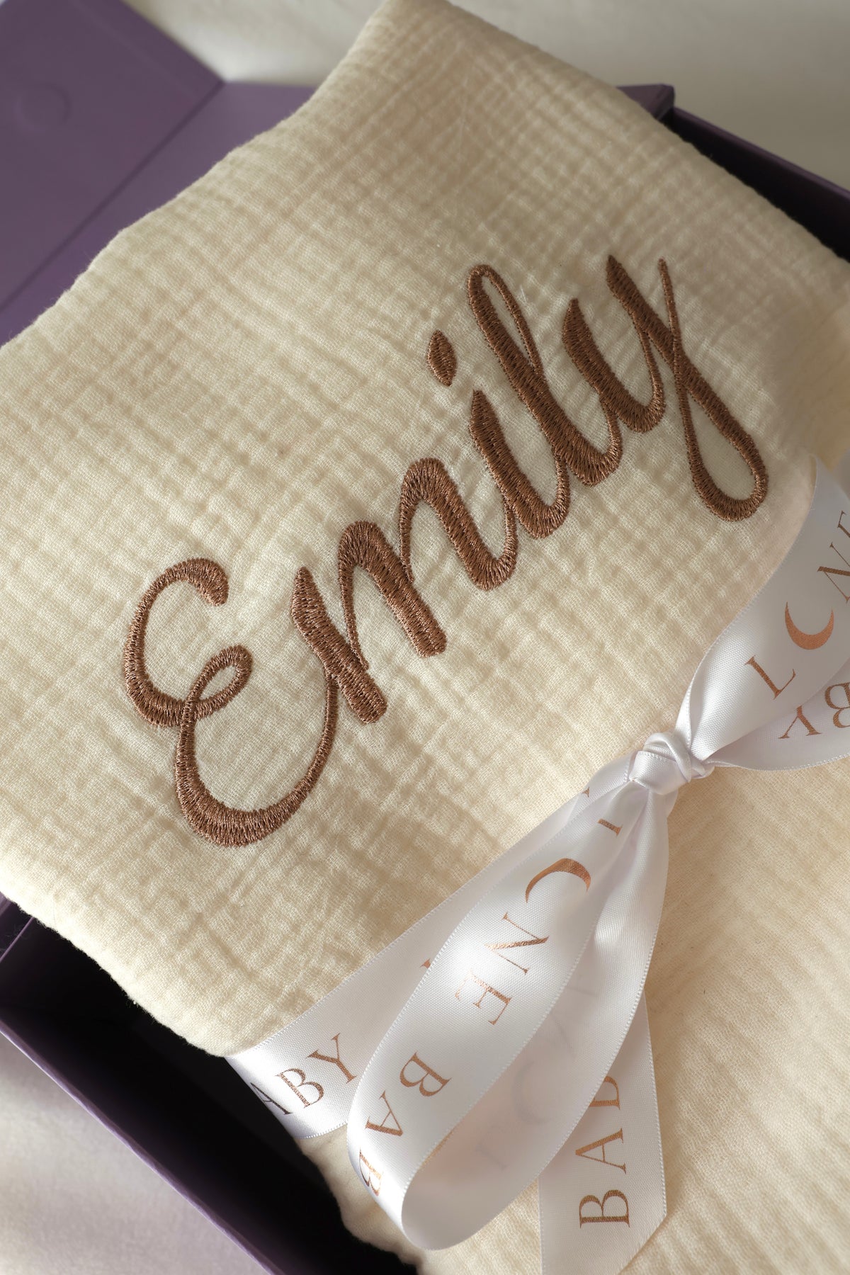 Personalised muslin baby blanket with embroidered name and Lune Baby ribbon